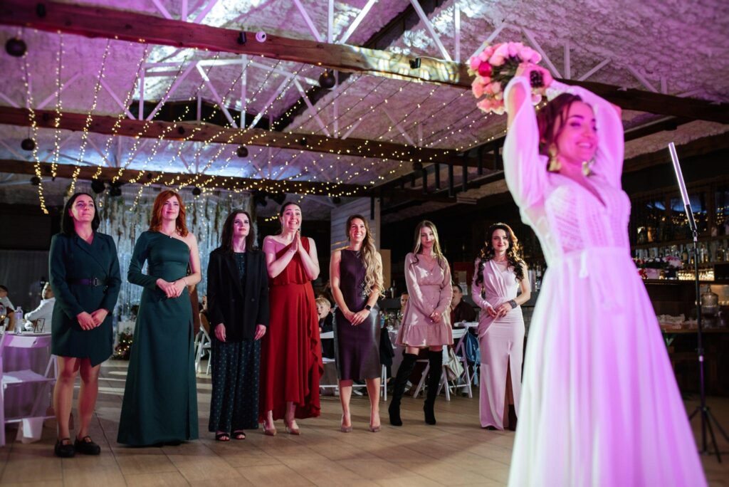 100+ Wedding Photography ideas to capture every moment 93 Bouquet toss moment