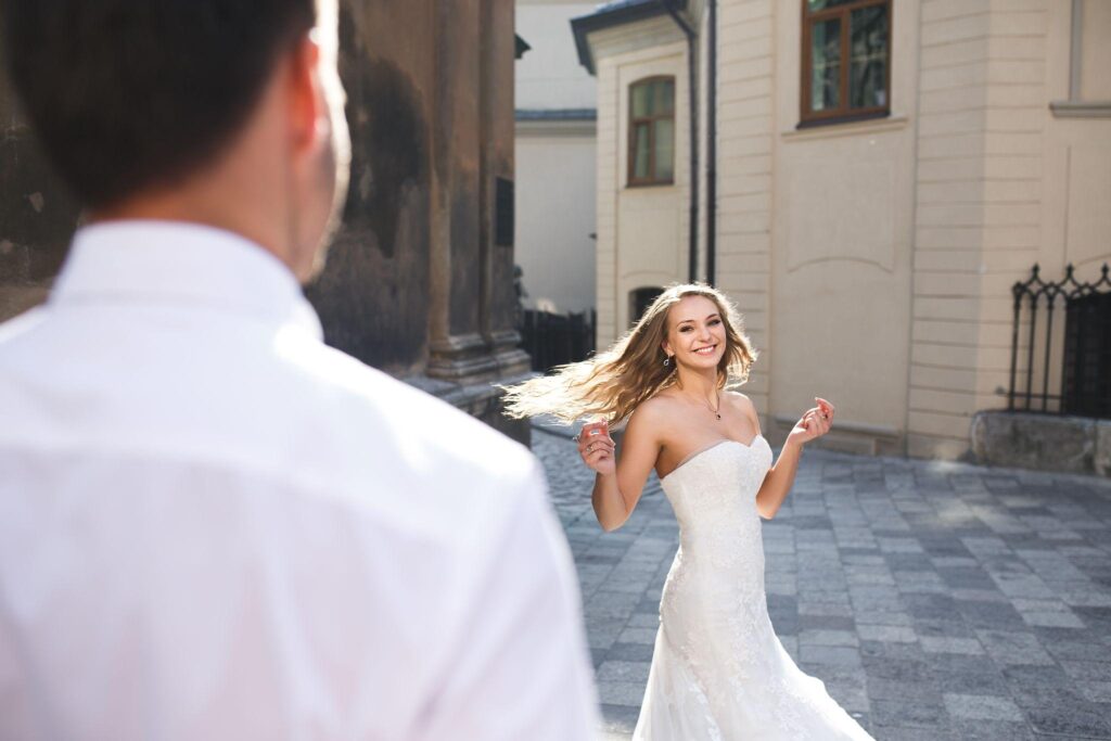 100+ Wedding Photography ideas to capture every moment 16 Bride following the groom