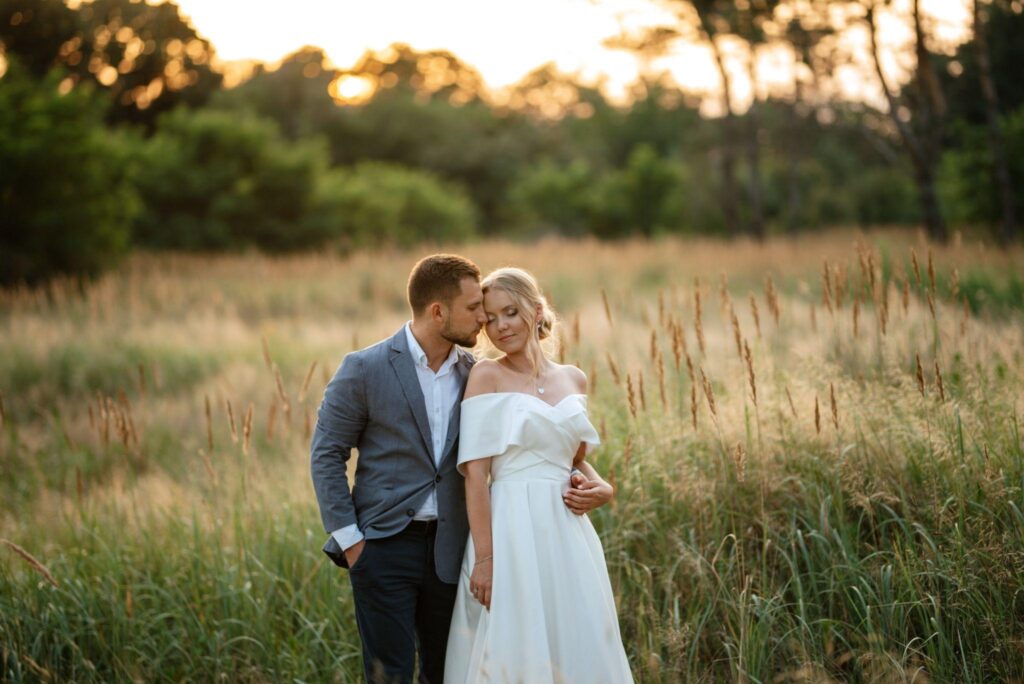 100+ Wedding Photography ideas to capture every moment 49 Natural laughter and love in the grass