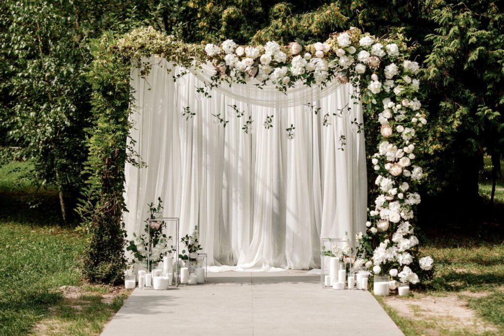 100+ Wedding Photography ideas to capture every moment 41 Outdoor wedding altar with backdrop