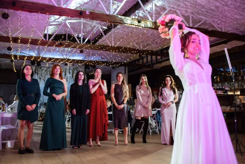100+ Wedding Photography ideas to capture every moment 94 Bouquet toss moment