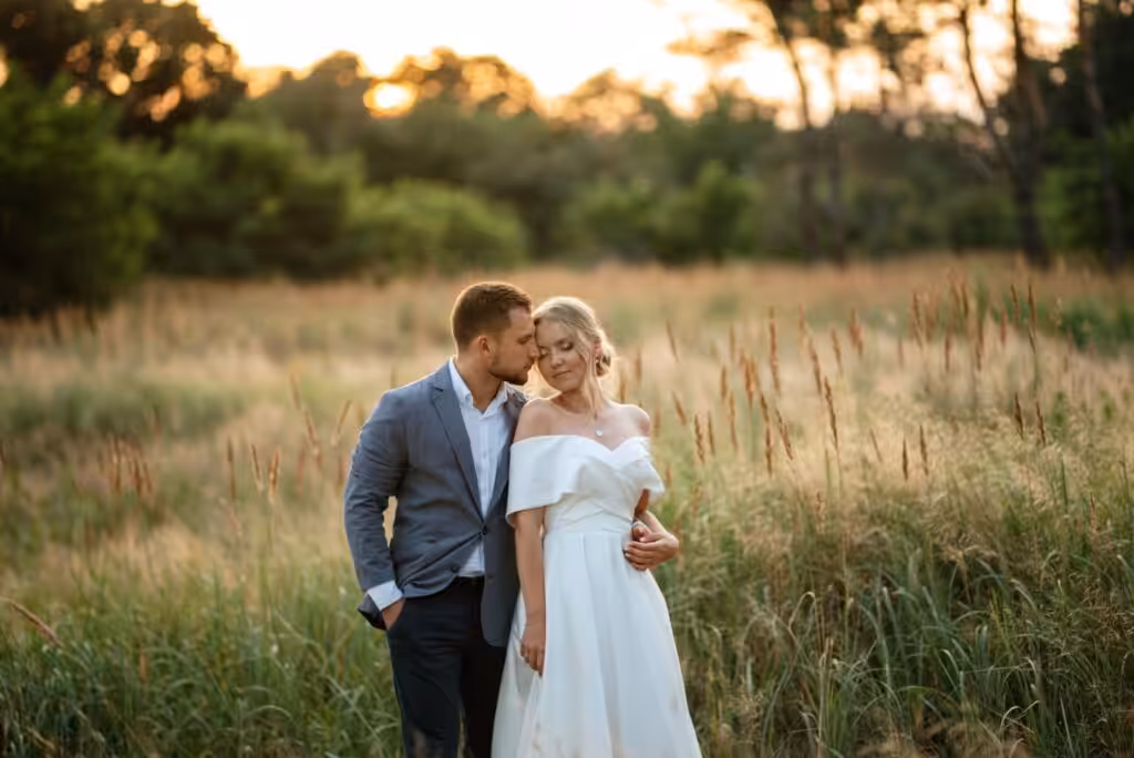 100+ Wedding Photography ideas to capture every moment 50 Natural laughter and love in the grass