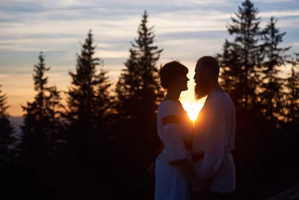 100+ Wedding Photography ideas to capture every moment 48 Sunset silhouette wedding photo