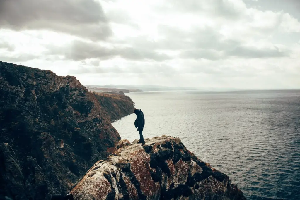 100+ Portrait Photography Ideas for Every Occasion and Style 44 On the edge of a rocky cliff