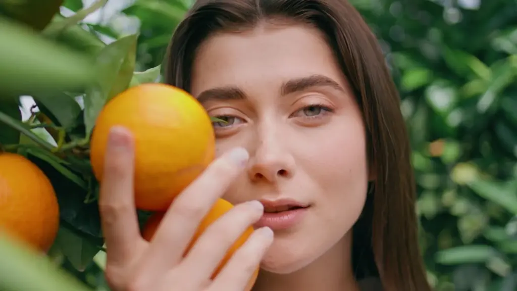 Close up with a fruit in hand