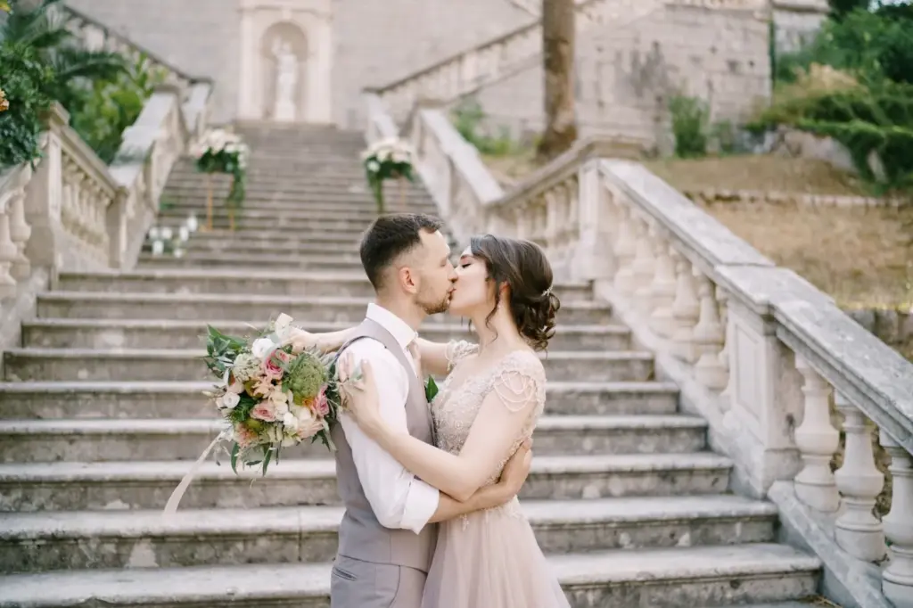 Couple kissing in front of a monument