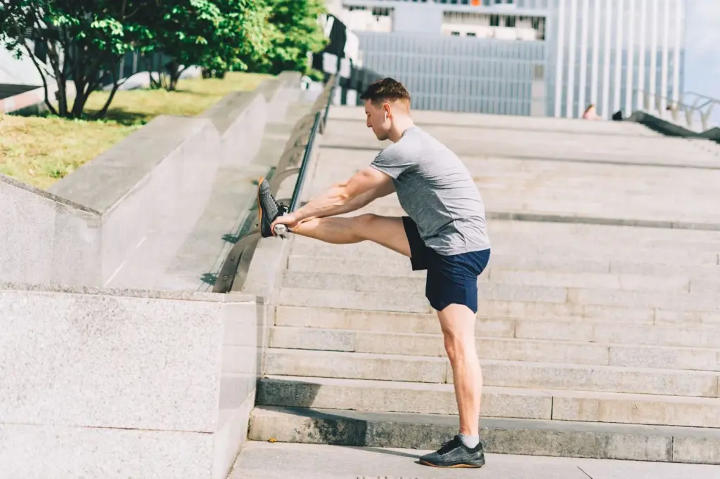 Forward-leaning post with elbows in front