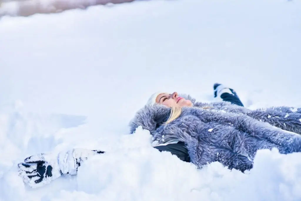 Lying in the snow softly