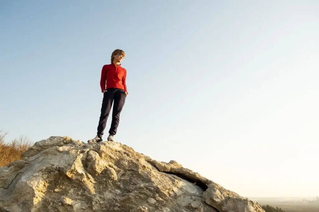 One foot on the rocky cliff and standing strongly
