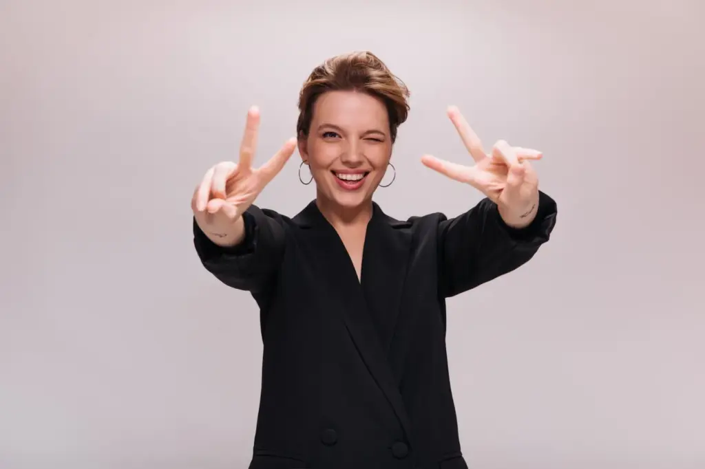 Shoulders pointed towards the camera