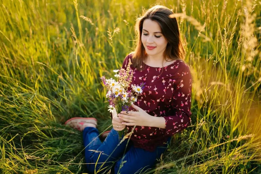 Sitting gently while holding flowers
