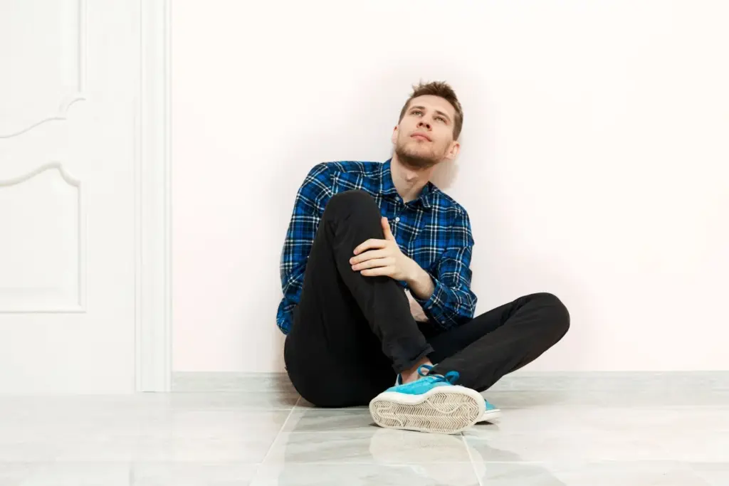 Sitting while resting on the knees