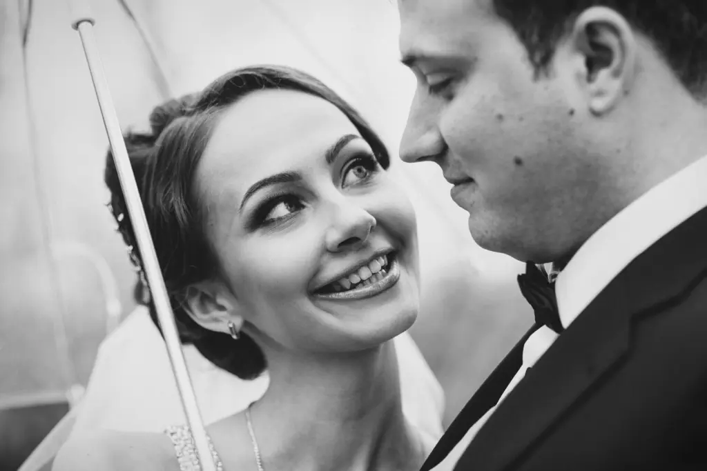 20+ Creative Group Wedding Photo Ideas for Family and Friends 100 bride and groom on a rainy wedding day walking