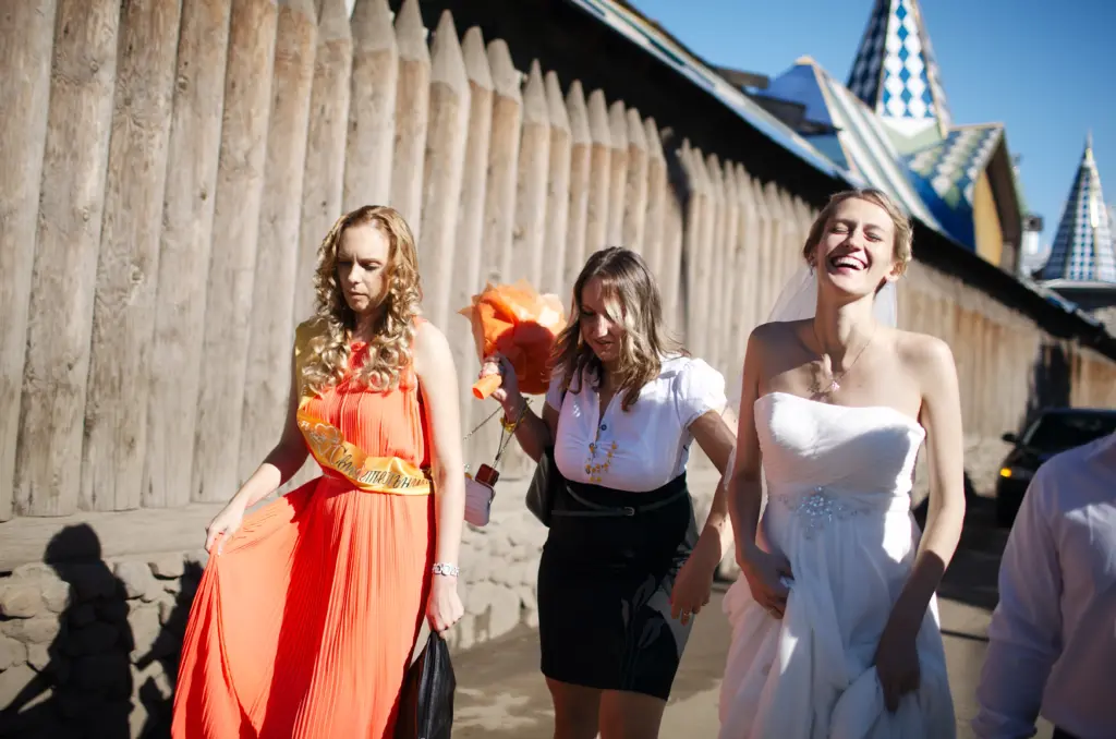20+ Creative Group Wedding Photo Ideas for Family and Friends 18 Bride and her bridesmaid walking with friends