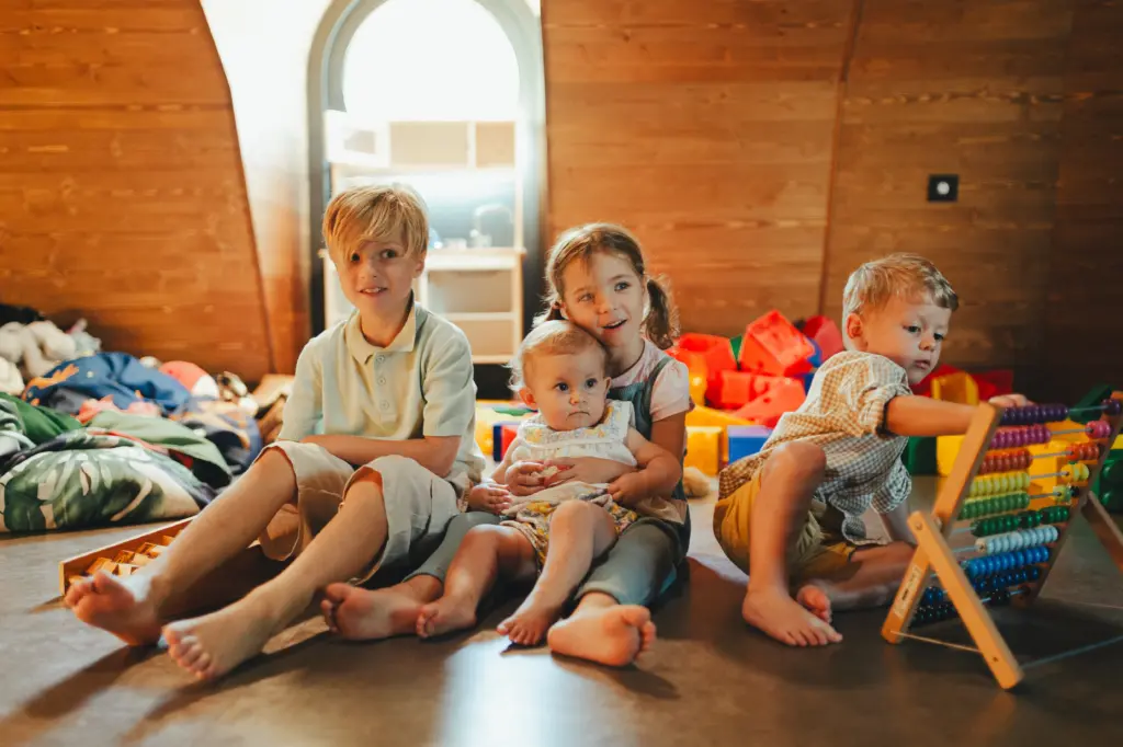 20+ Creative Group Wedding Photo Ideas for Family and Friends 89 Children are playing together in indoor