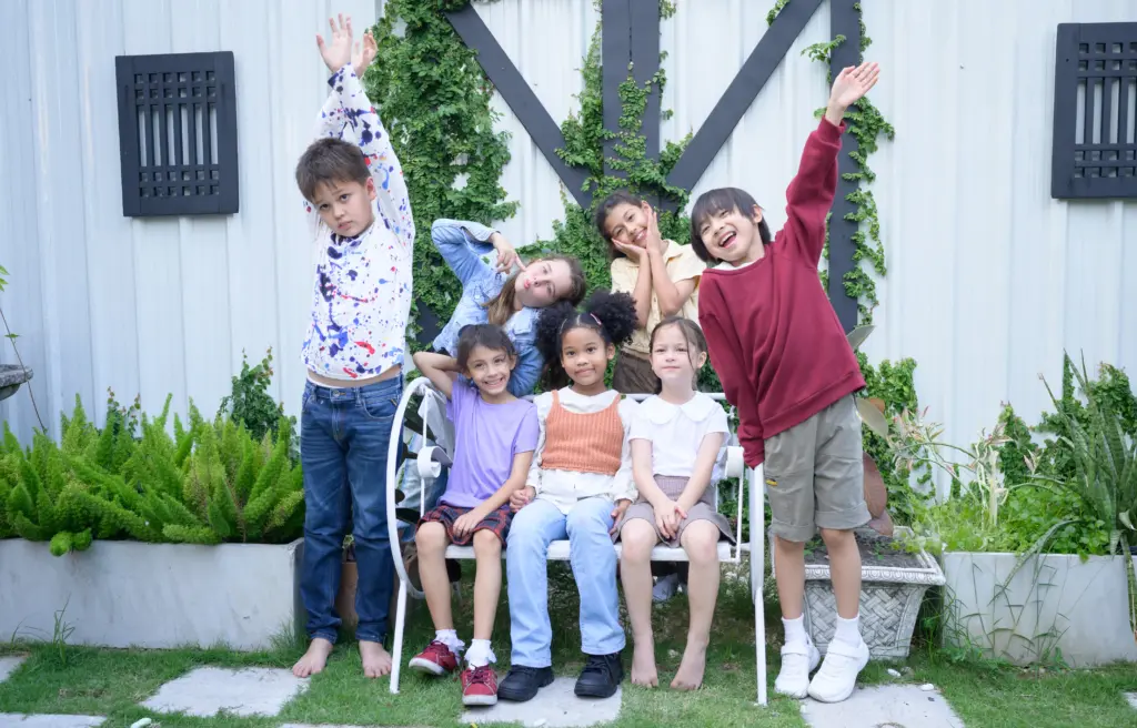 20+ Creative Group Wedding Photo Ideas for Family and Friends 90 Little Guests Posing at the Wedding House