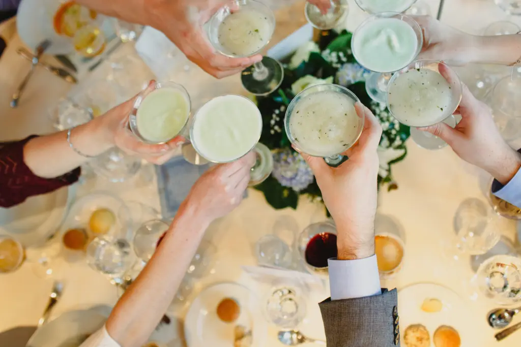 20+ Creative Group Wedding Photo Ideas for Family and Friends 24 Drinks during a wedding in glass cups with ice