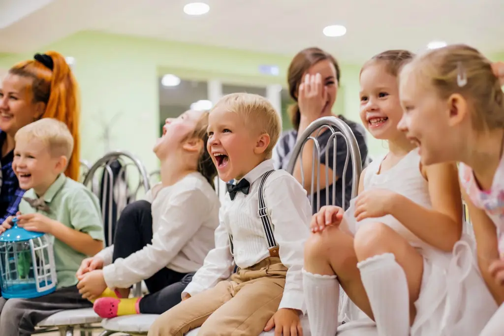20+ Creative Group Wedding Photo Ideas for Family and Friends 88 Kids Laughing Together at a Party