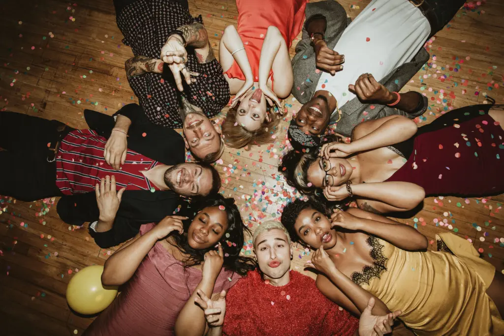 20+ Creative Group Wedding Photo Ideas for Family and Friends 78 Friends on the floor