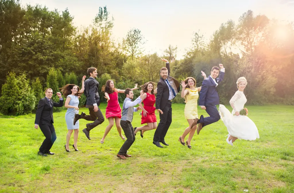20+ Creative Group Wedding Photo Ideas for Family and Friends 40 Full Length Portrait Of Newlywed Couple With Bridesmaids And Groomsmen