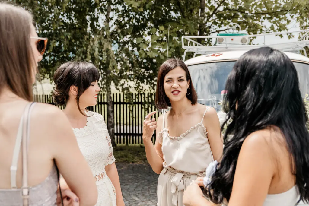 20+ Creative Group Wedding Photo Ideas for Family and Friends 65 Group of female friends in conversation