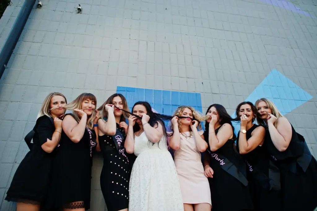 20+ Creative Group Wedding Photo Ideas for Family and Friends 63 Hen party bride day