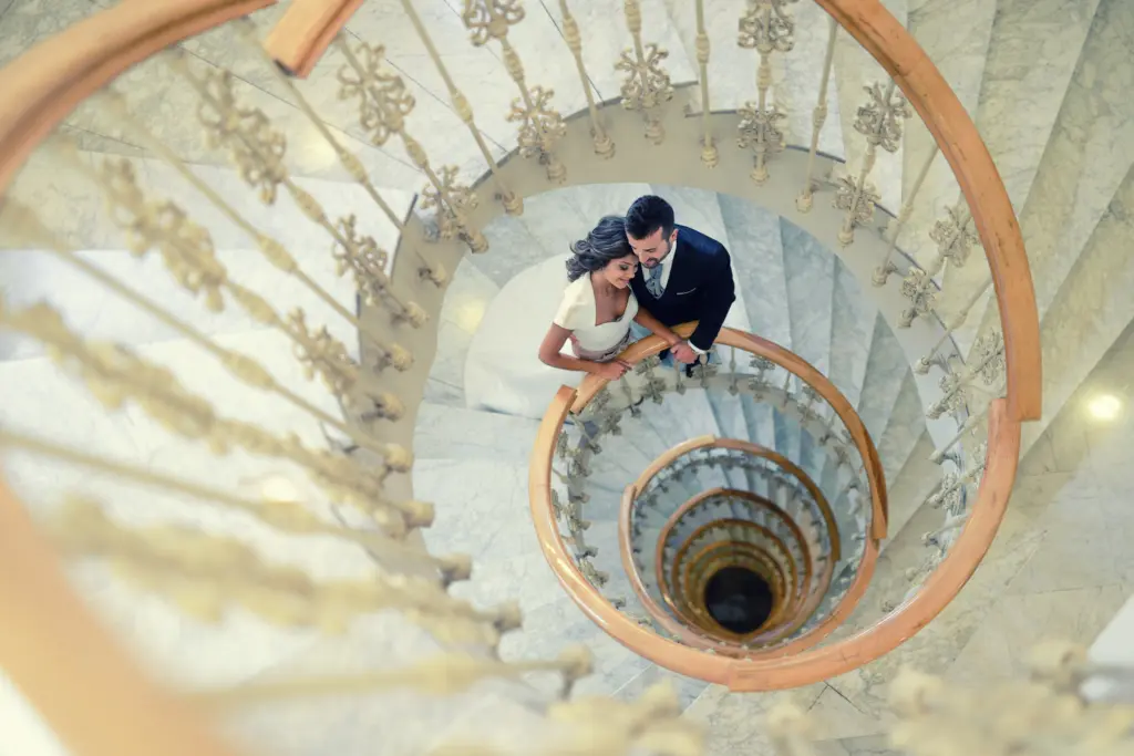 20+ Creative Group Wedding Photo Ideas for Family and Friends 28 Just married couple in a spiral staircase