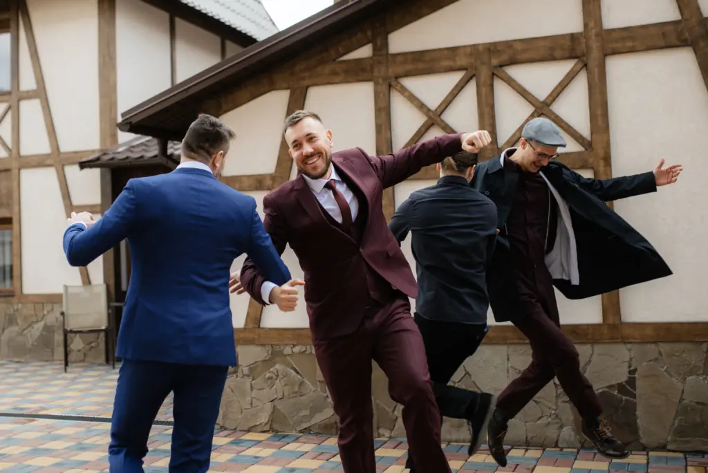 20+ Creative Group Wedding Photo Ideas for Family and Friends 41 Portrait of the groom with friends
