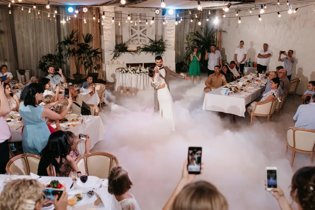 20+ Creative Group Wedding Photo Ideas for Family and Friends 92 The first dance of the bride and groom