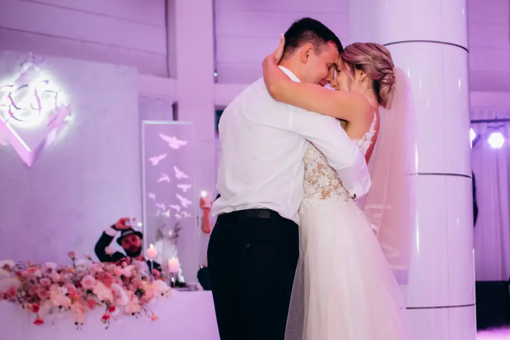 20+ Creative Group Wedding Photo Ideas for Family and Friends 96 Wedding dance of the bride and groom