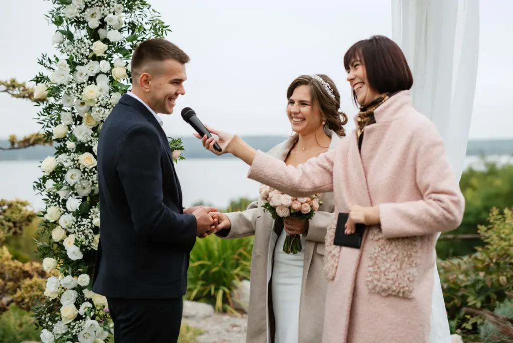 20+ Creative Group Wedding Photo Ideas for Family and Friends 67 wedding ceremony of the newlyweds in a country cottage