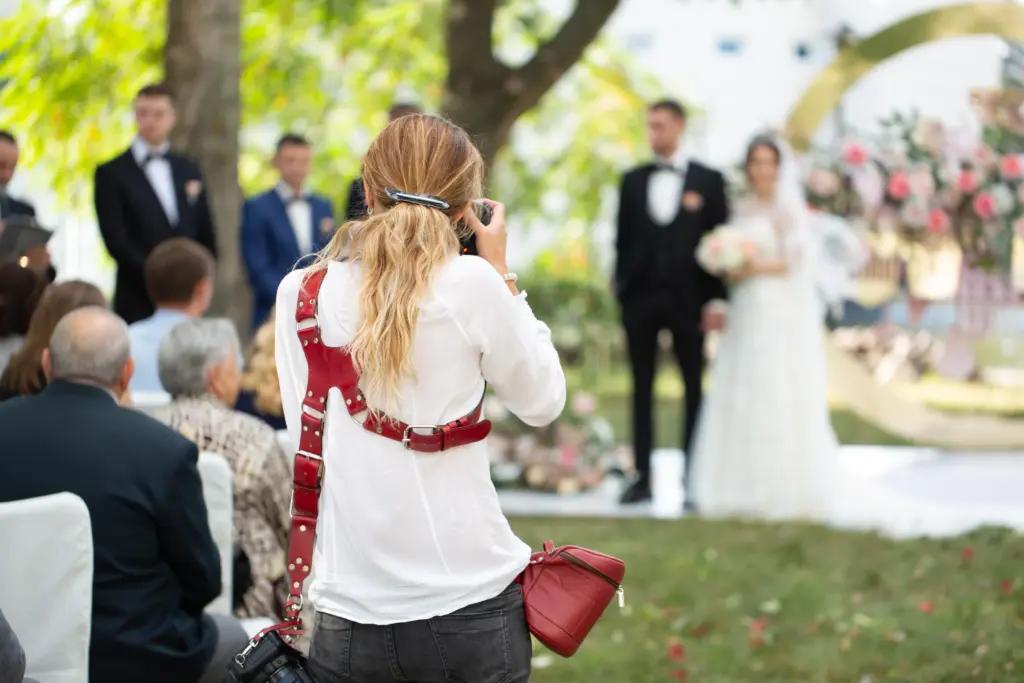 20+ Creative Group Wedding Photo Ideas for Family and Friends 60 Wedding photographer takes pictures of the bride and groom during the ceremony